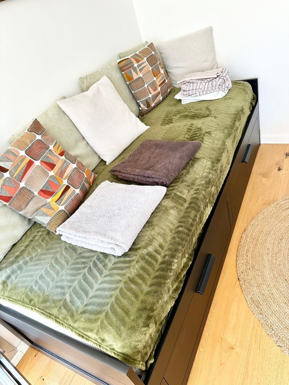 Bed, Living room, Bedroom, towels