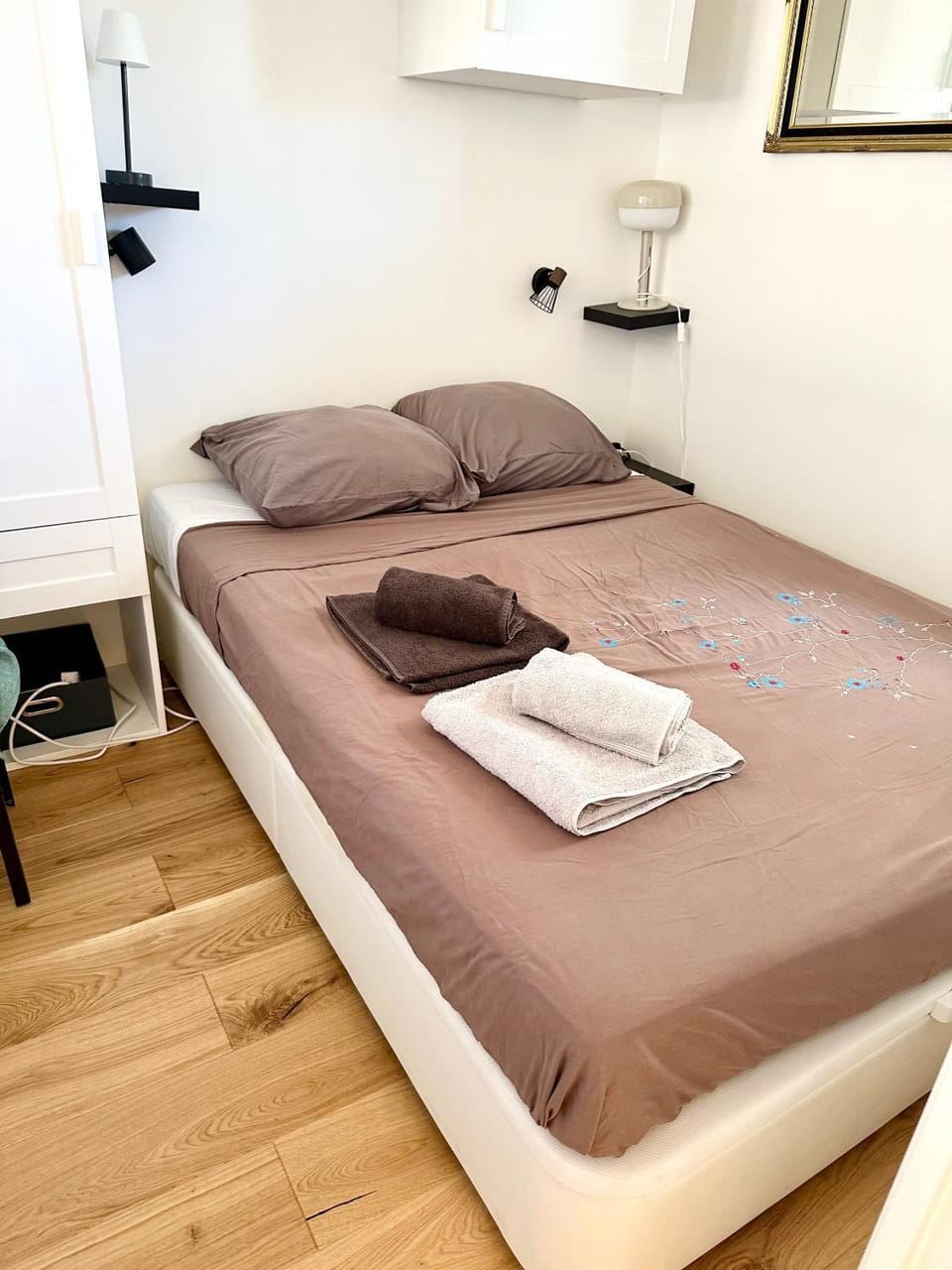 Bed, Photo of the whole room, Bedroom, towels