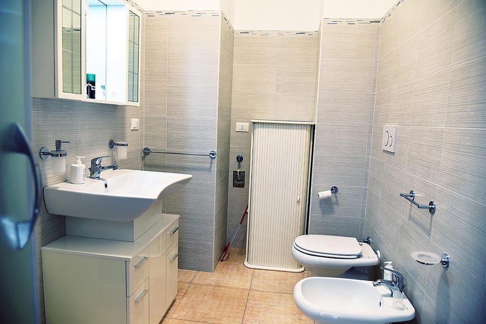Shower, Toilet, Bathroom, bidet, towels