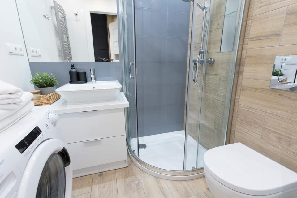 Shower, Toilet, Bathroom, towels, washing machine