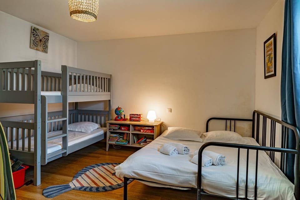 Bedroom, bunk bed