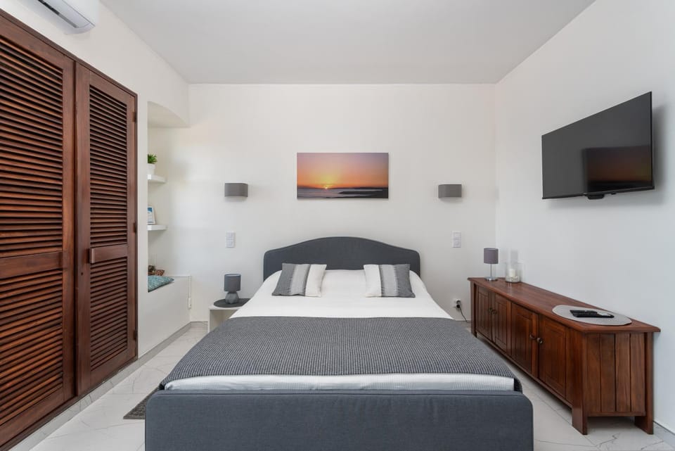 Bed, TV and multimedia, Photo of the whole room, Bedroom, hair dresser