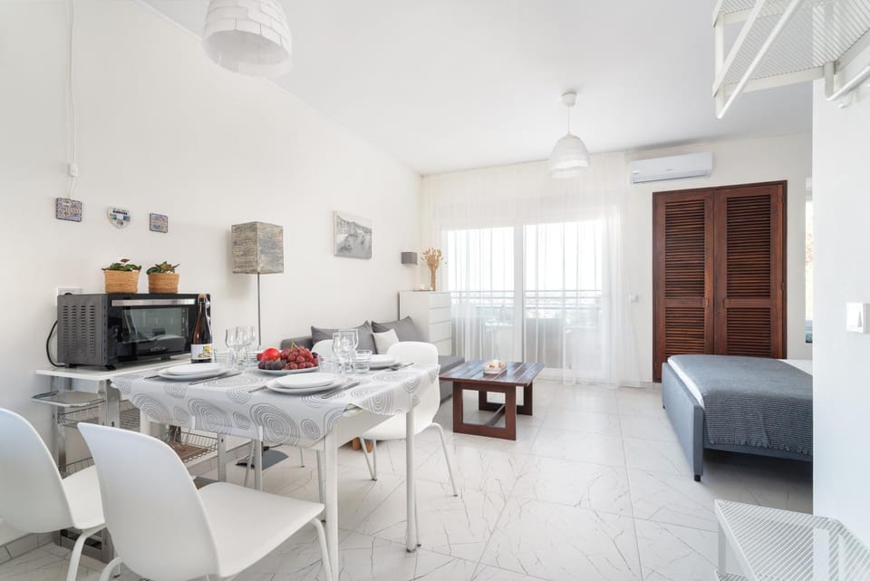 Kitchen or kitchenette, Living room, Seating area, Dining area, minibar