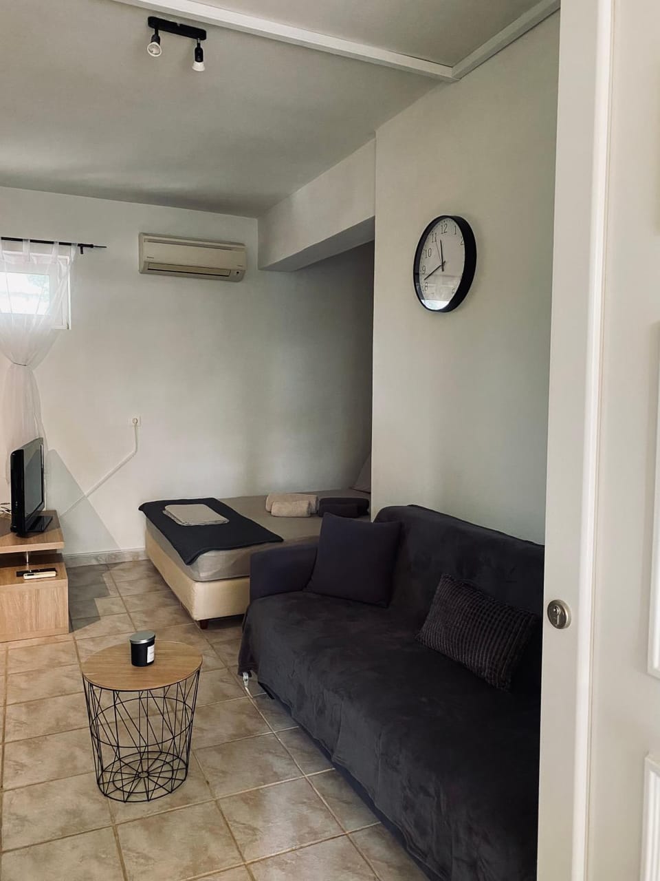TV and multimedia, Living room, Seating area, air conditioner