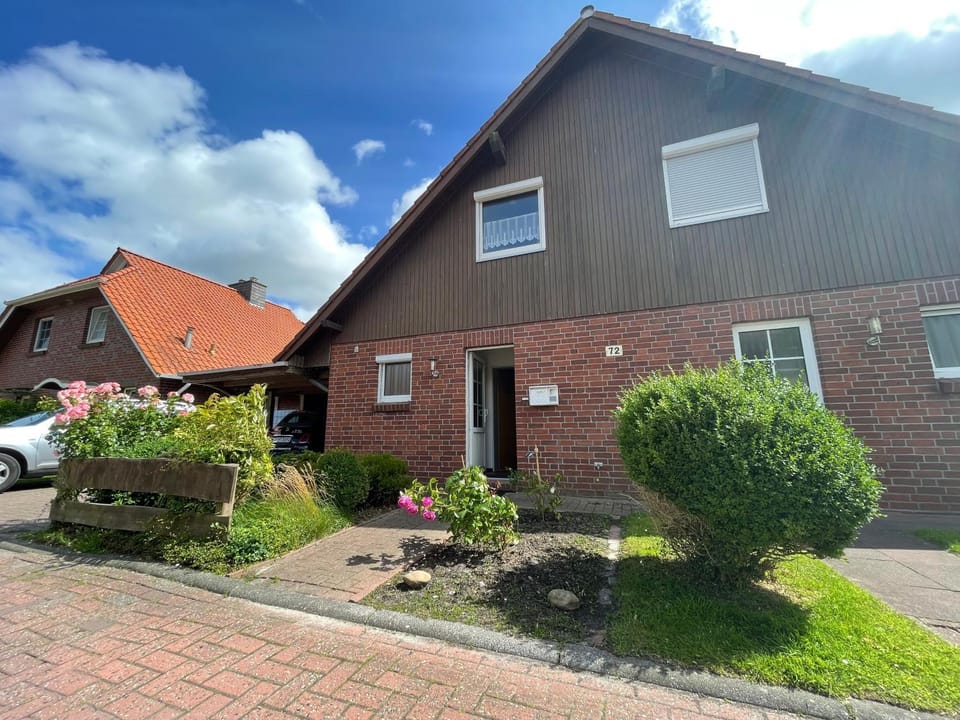 Haus Tillmann mit Hund in Hooksiel House in Wangerland