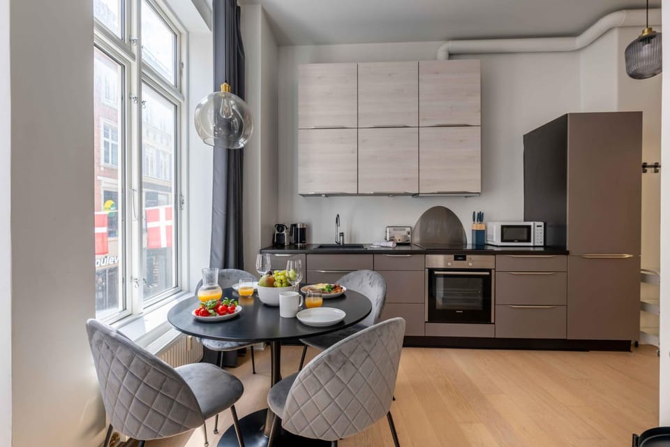 Kitchen or kitchenette, Dining area, oven, stove