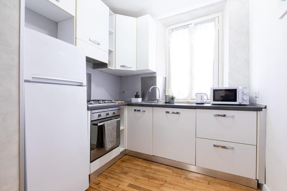 Kitchen or kitchenette, minibar