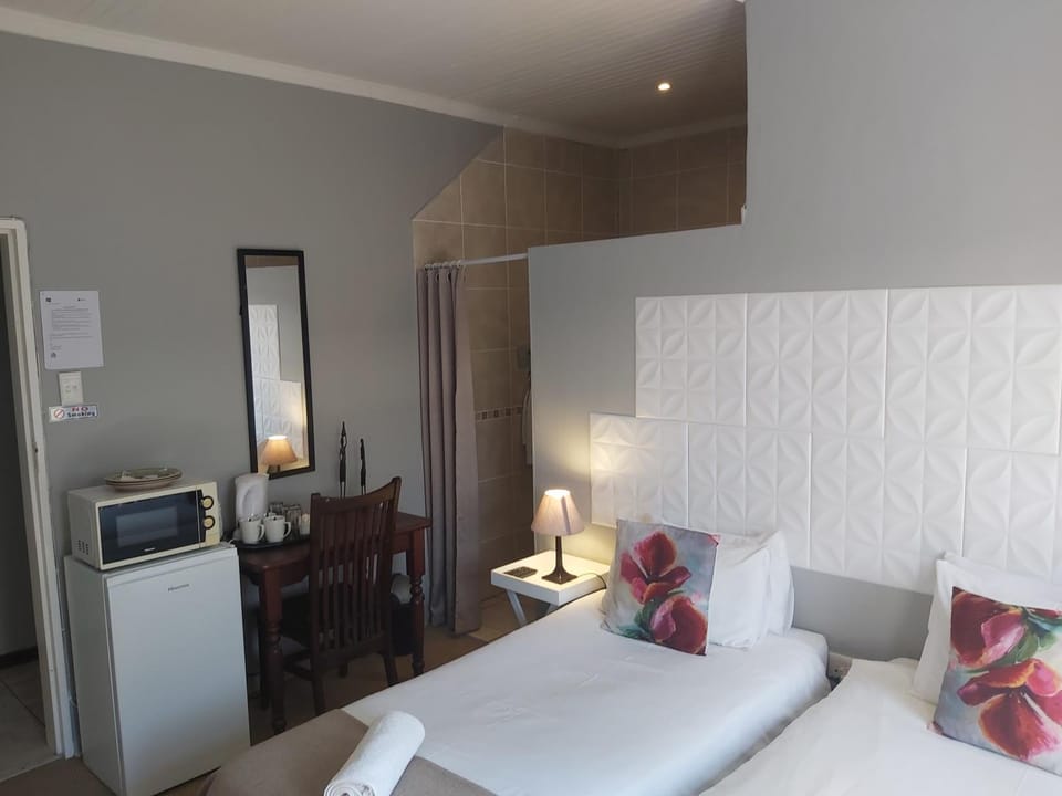 Bed, TV and multimedia, Kitchen or kitchenette, Photo of the whole room, Bedroom, hair dresser, minibar