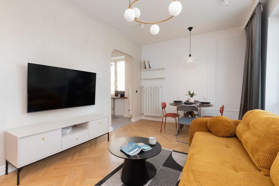 TV and multimedia, Living room, Seating area, Evening entertainment