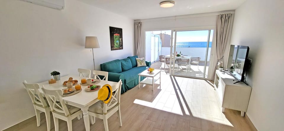 TV and multimedia, Living room, Seating area, Dining area, Sea view