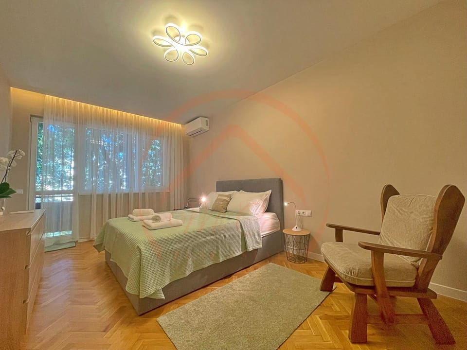 Bed, Photo of the whole room, Seating area, Bedroom