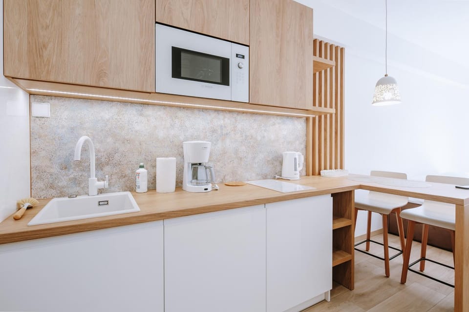 Coffee/tea facilities, Kitchen or kitchenette, stove