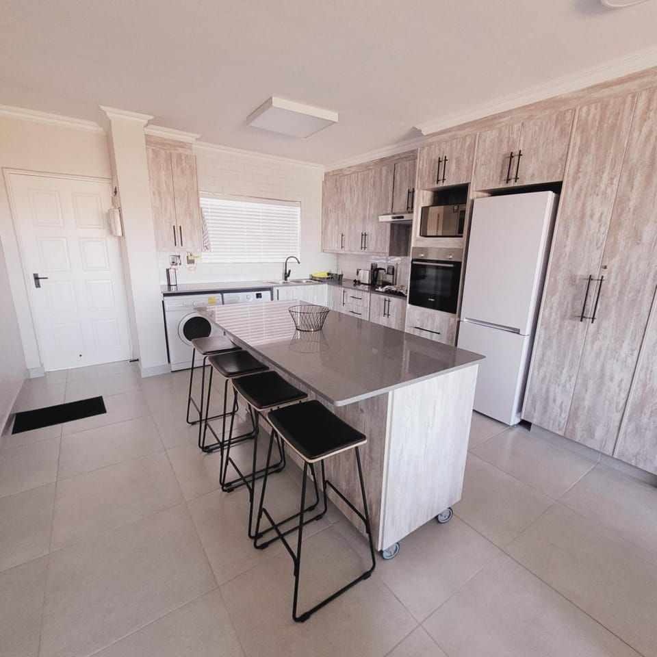 Kitchen or kitchenette, Dining area, oven, stove