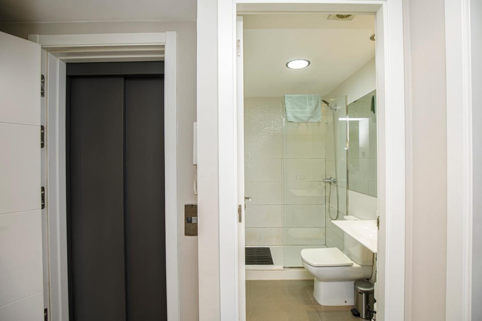 Shower, Toilet, Bathroom, towels