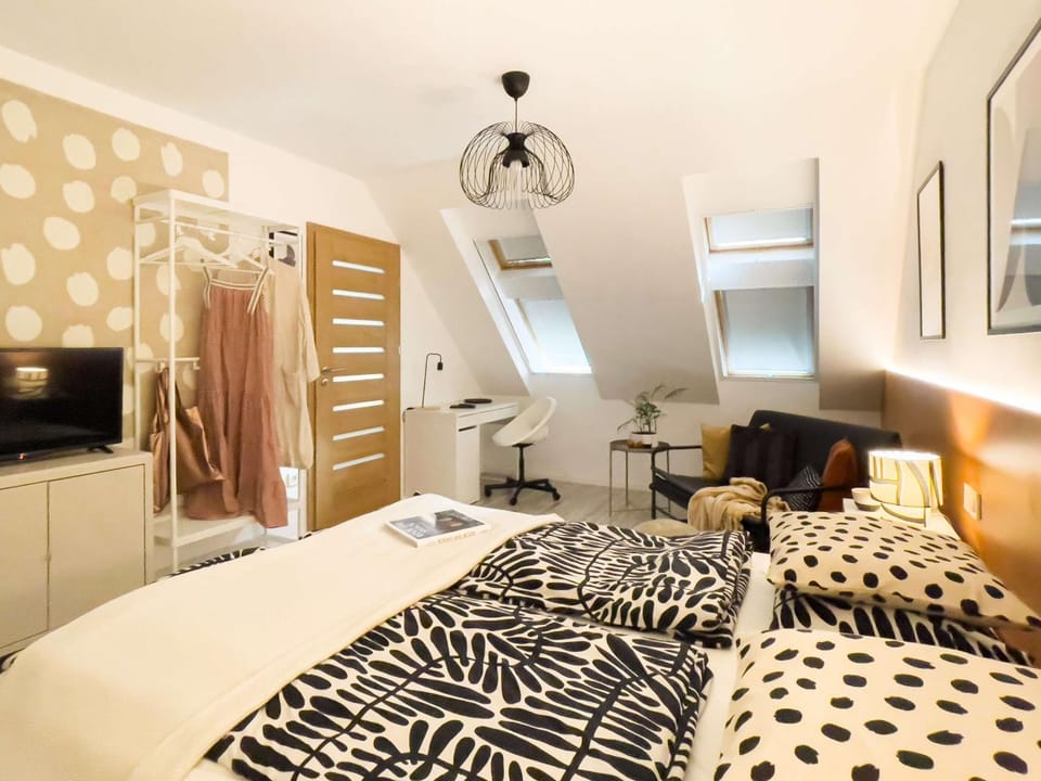Bed, TV and multimedia, Bedroom