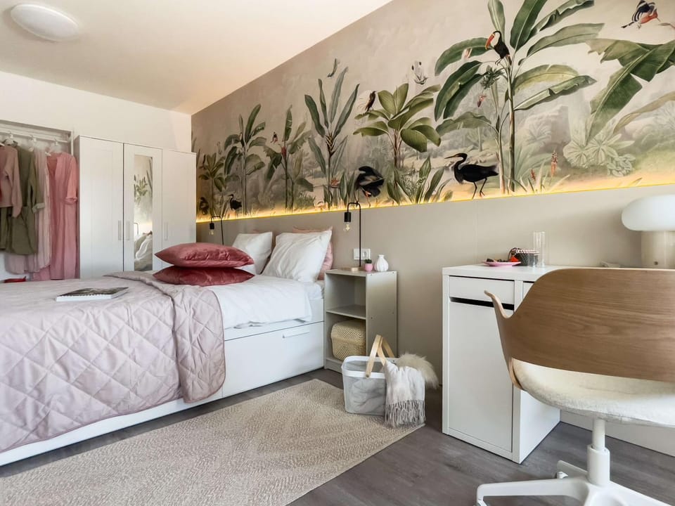 Bed, Seating area