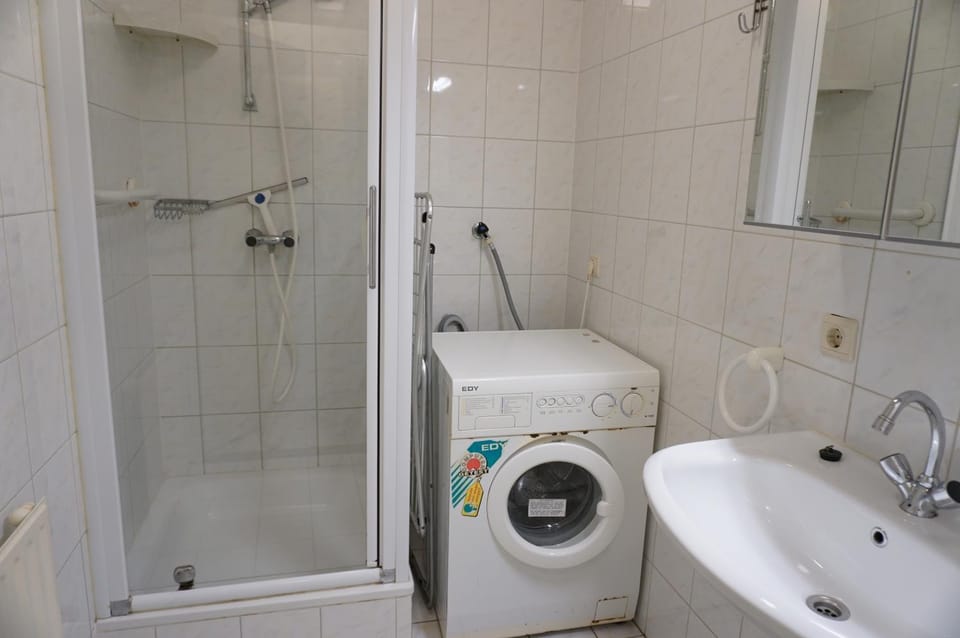 Bathroom, washing machine