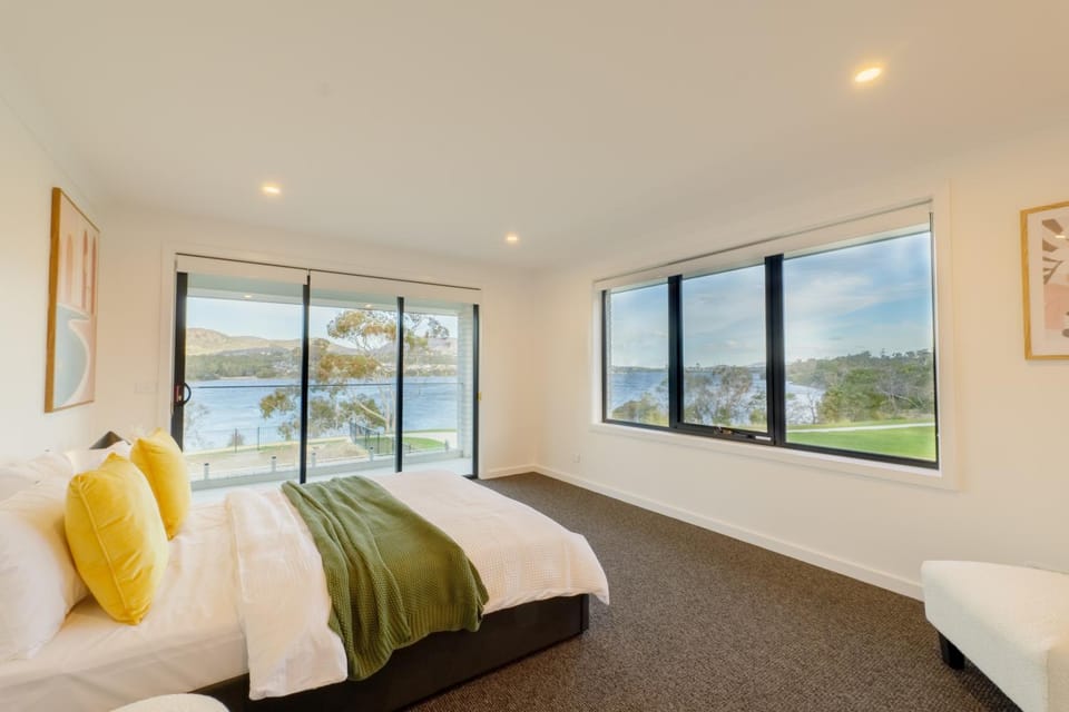 Natural landscape, View (from property/room), Bedroom, Lake view, Lake view