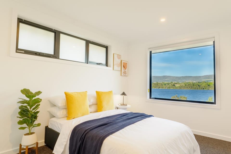 Hobart Luxury Waterfront Retreat 4BR Award-Winning Stay House in Tasmania