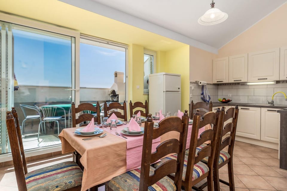 Dining area, kitchen