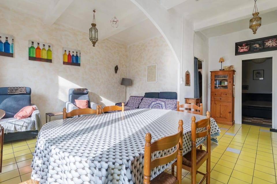 Property building, Living room, Bedroom