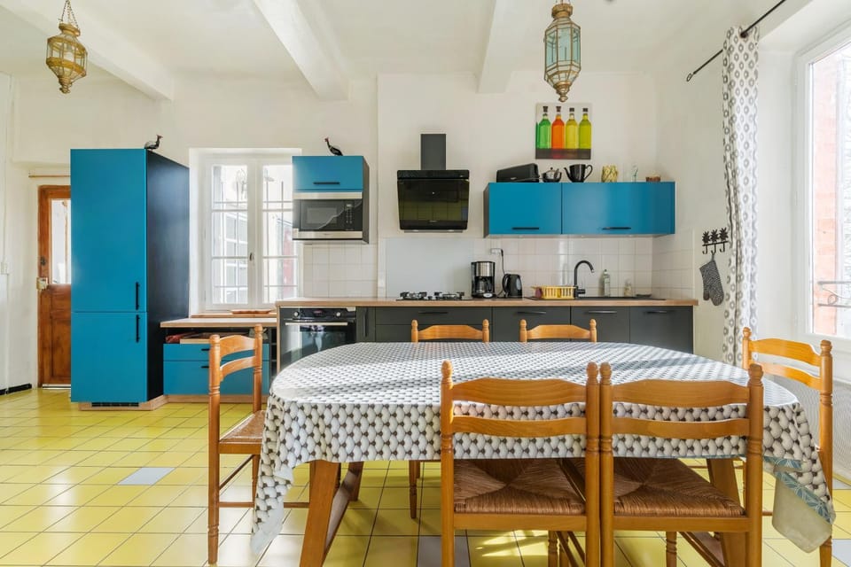 Property building, Kitchen or kitchenette, Living room