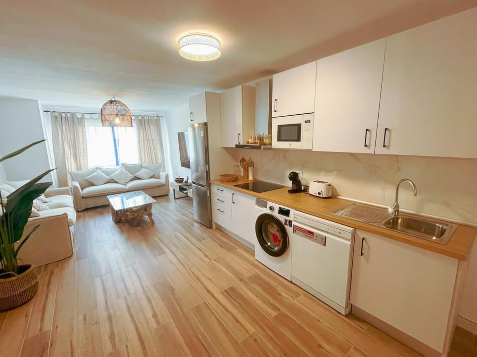 Coffee/tea facilities, Kitchen or kitchenette, Kitchen or kitchenette, Living room, Dining area, dishwasher, minibar, stove, toaster, Internal: Not applicable to any particular room