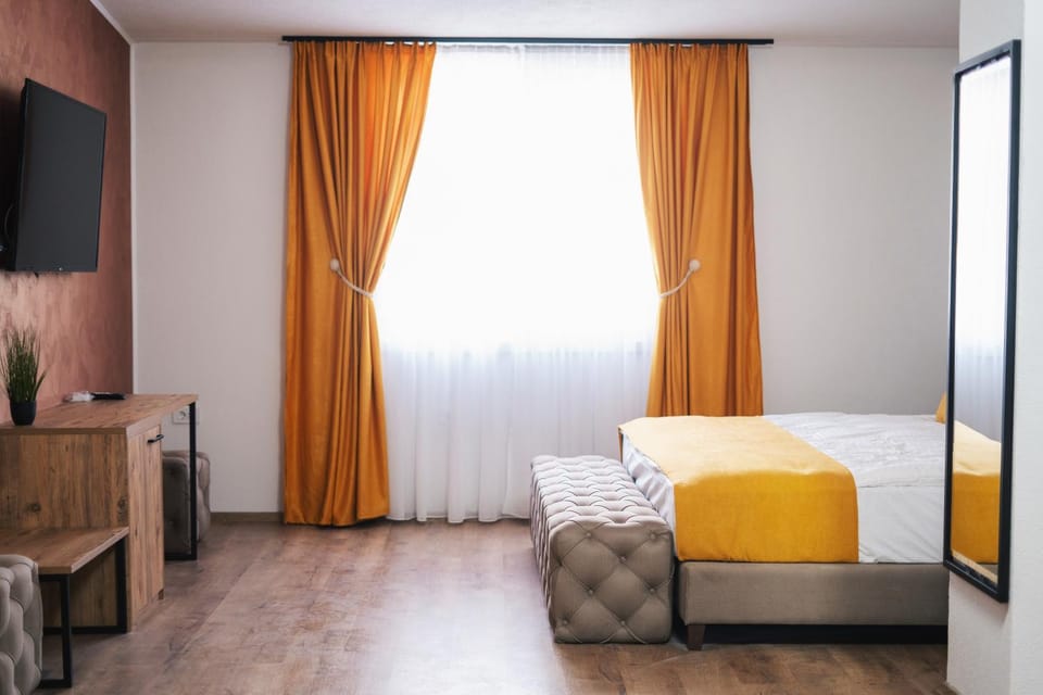 Bed, TV and multimedia, Living room, Photo of the whole room, Seating area, Bedroom, hair dresser