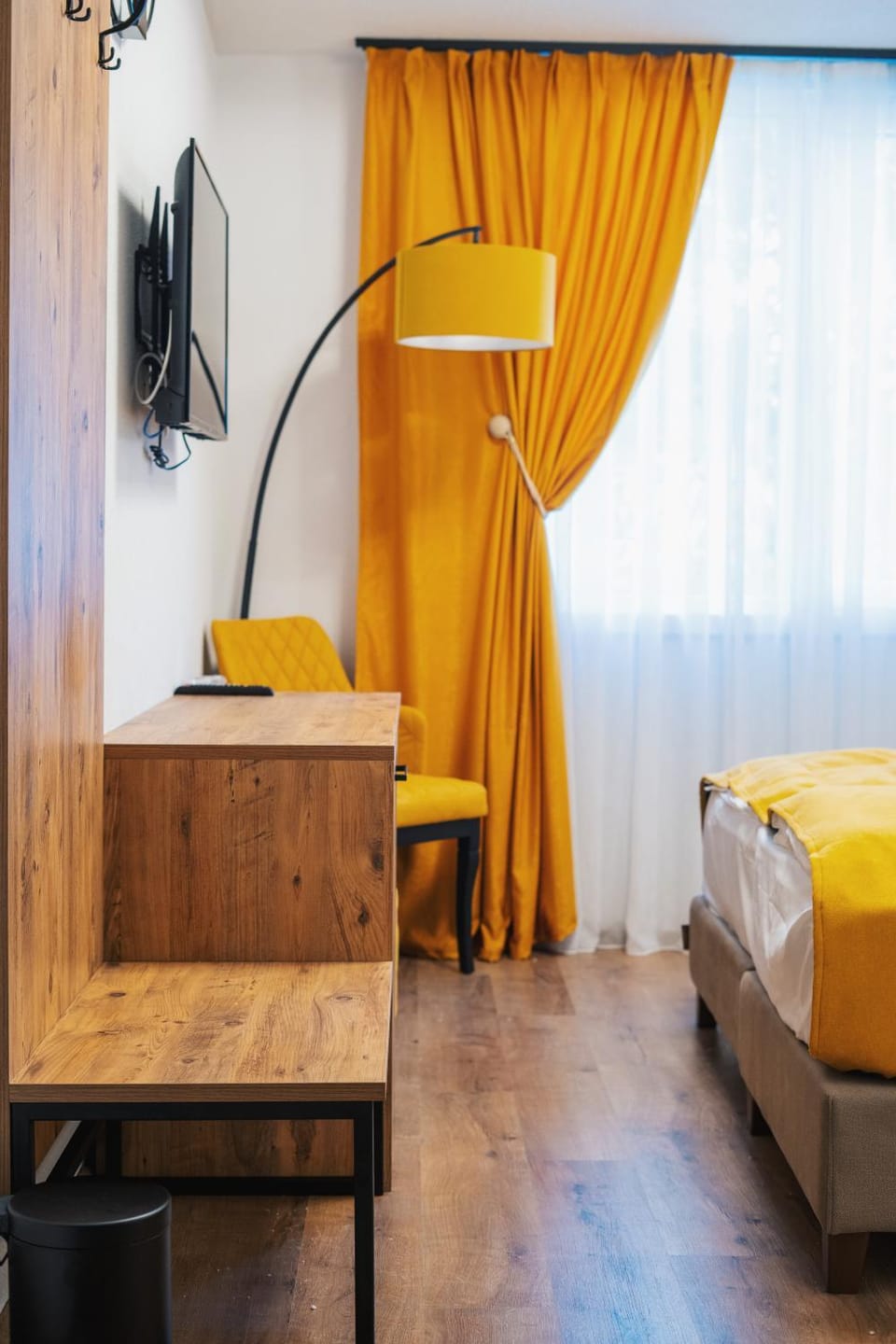 Bed, TV and multimedia, Living room, Photo of the whole room, Seating area, Bedroom, hair dresser