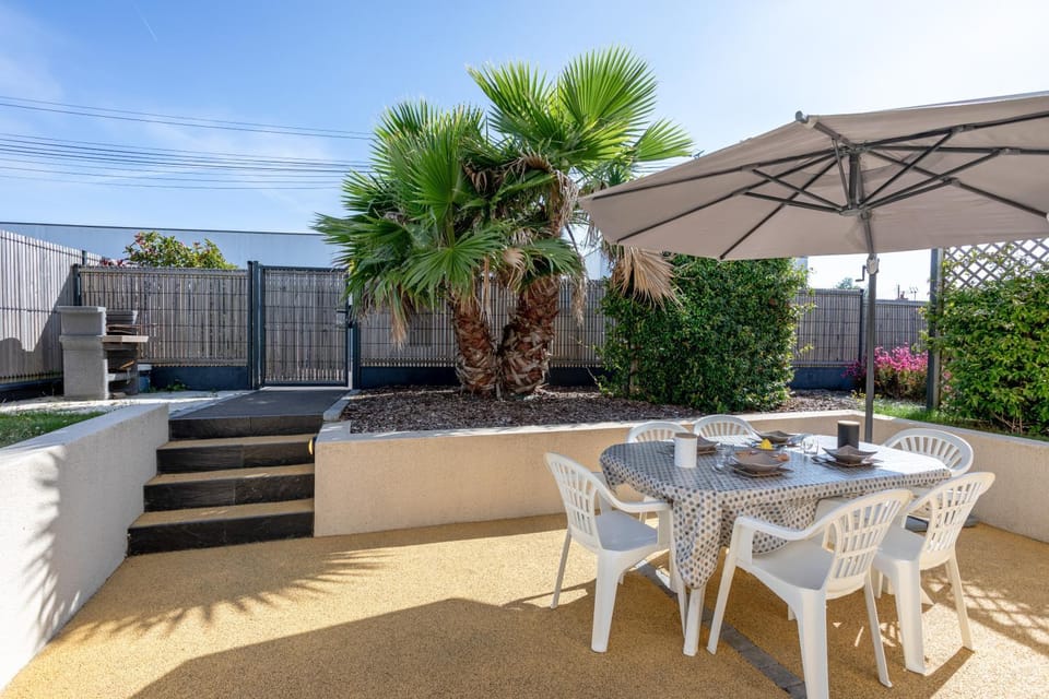 Property building, Balcony/Terrace, Living room