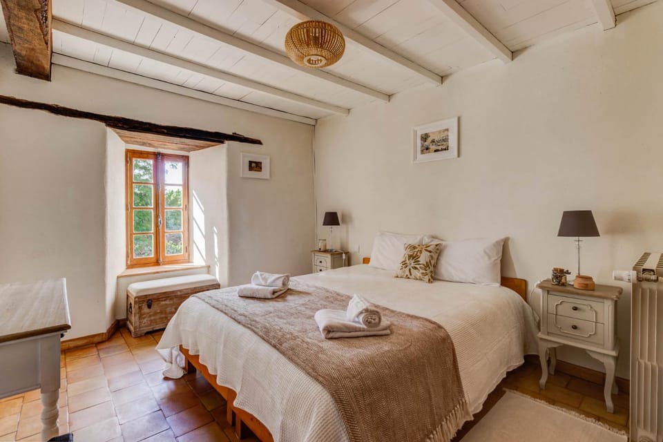 Property building, Bed, Photo of the whole room, Bedroom, towels