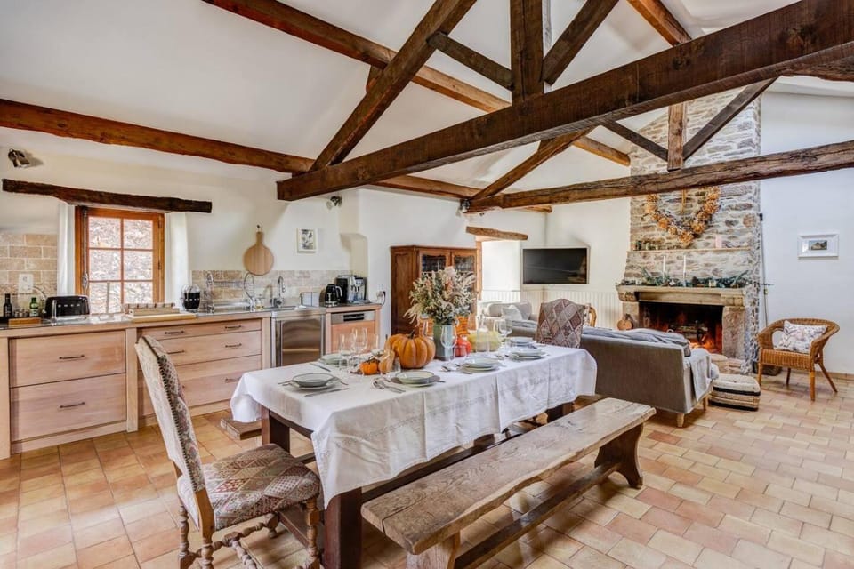 Kitchen or kitchenette, Living room, Seating area, Dining area, flat iron, pet friendly