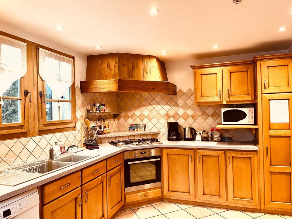 Coffee/tea facilities, microwave, oven, stove, toaster, kitchen