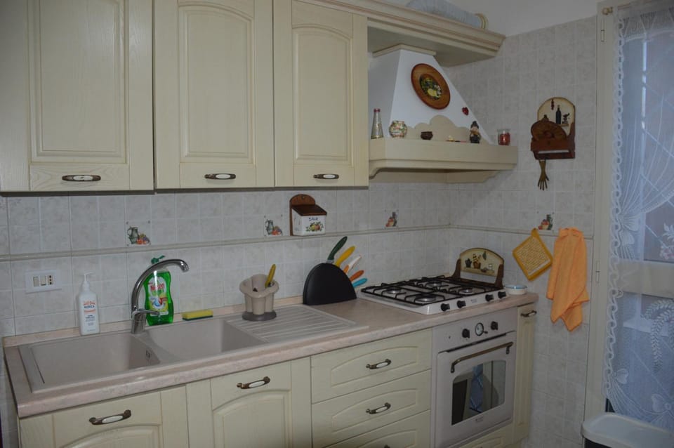 Kitchen or kitchenette, Communal kitchen, pet friendly, stove, kitchen