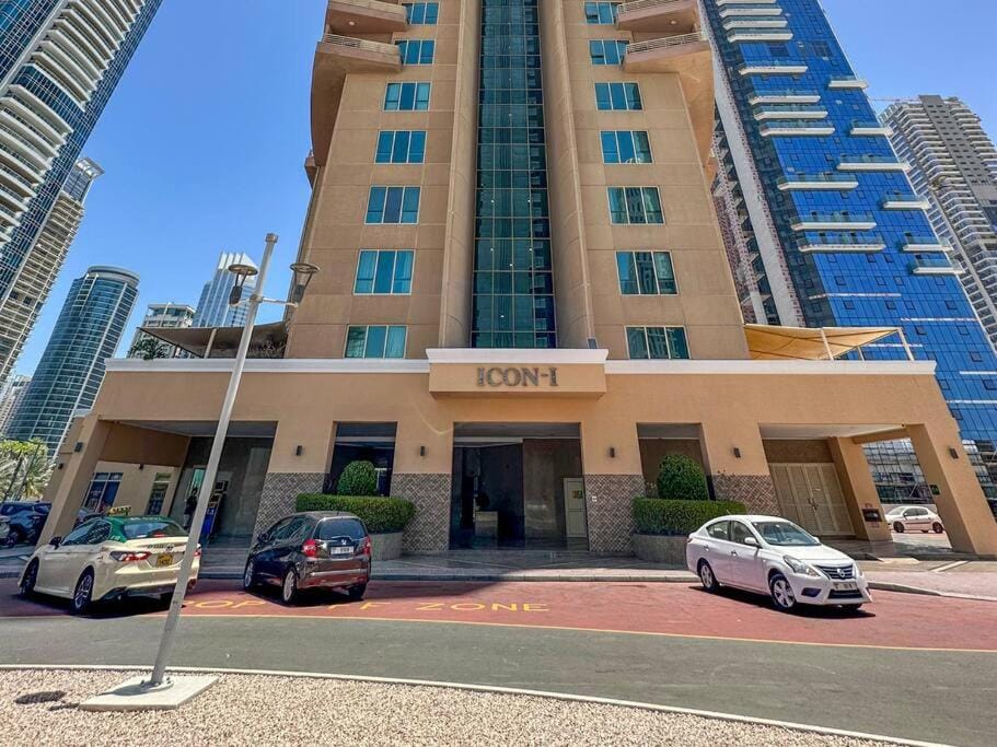 StoneTree - Cozy Fully-Furnished Studio in JLT Apartment in Dubai