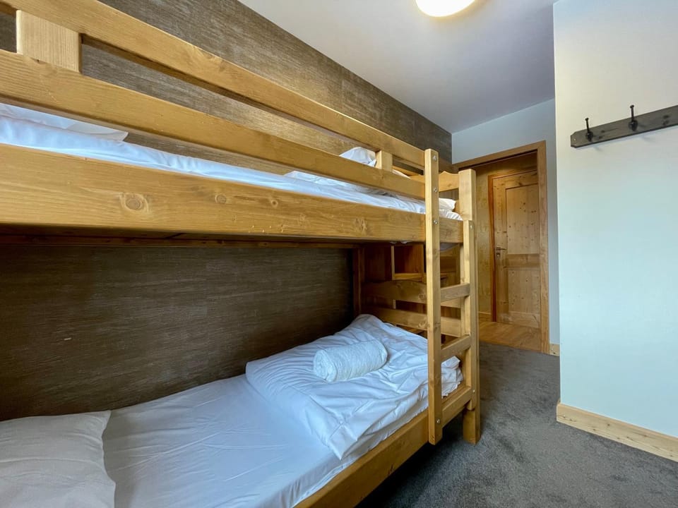 Bedroom, bunk bed