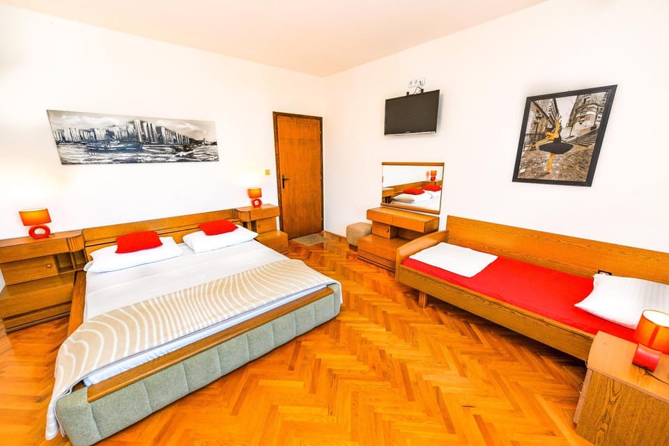 Bed, TV and multimedia, Living room, Photo of the whole room, Seating area, Bedroom