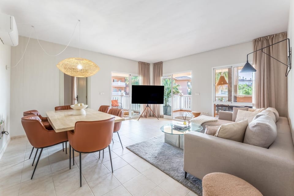 TV and multimedia, Living room, Seating area, Dining area, Evening entertainment