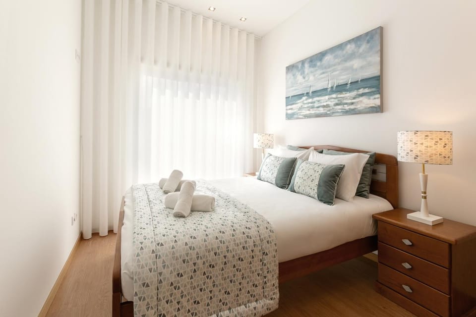 Bed, Photo of the whole room, Decorative detail, Bedroom, towels