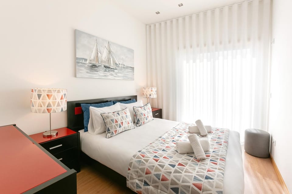 Bed, Photo of the whole room, Decorative detail, Bedroom, towels