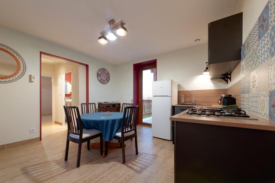 Kitchen or kitchenette, Dining area