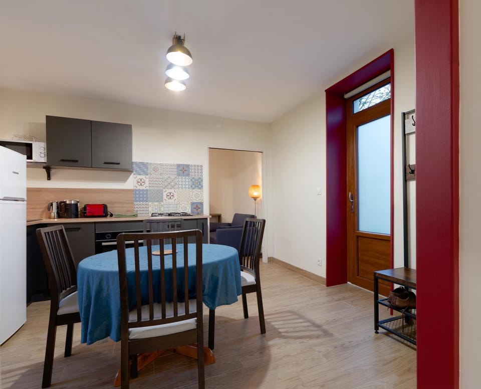 Kitchen or kitchenette, Dining area