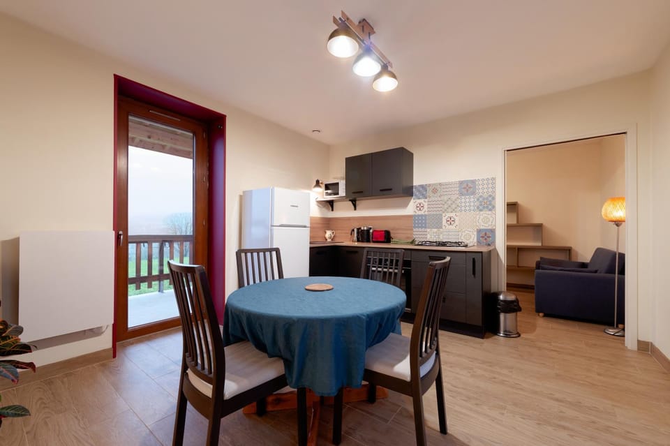Kitchen or kitchenette, Dining area
