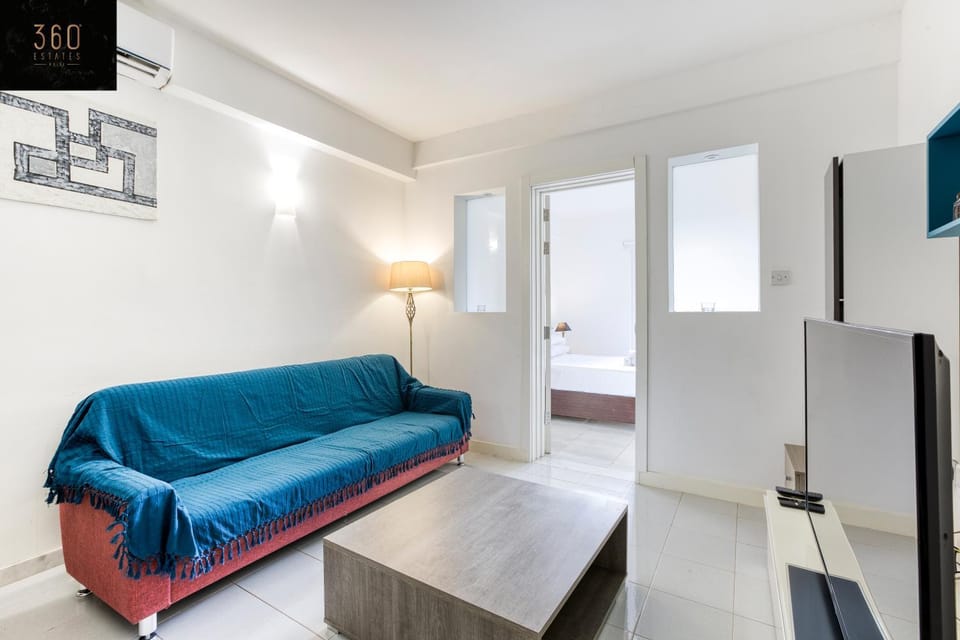 Communal lounge/ TV room, Bed, TV and multimedia, Living room, Photo of the whole room, Seating area, Evening entertainment, Bedroom, air conditioner
