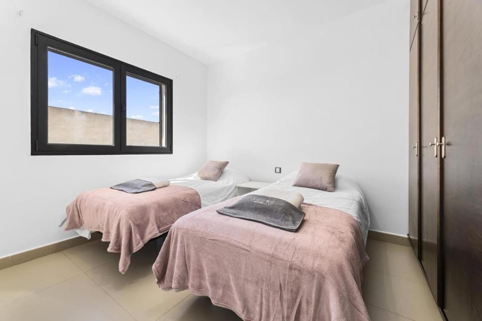 Bed, Bedroom, towels