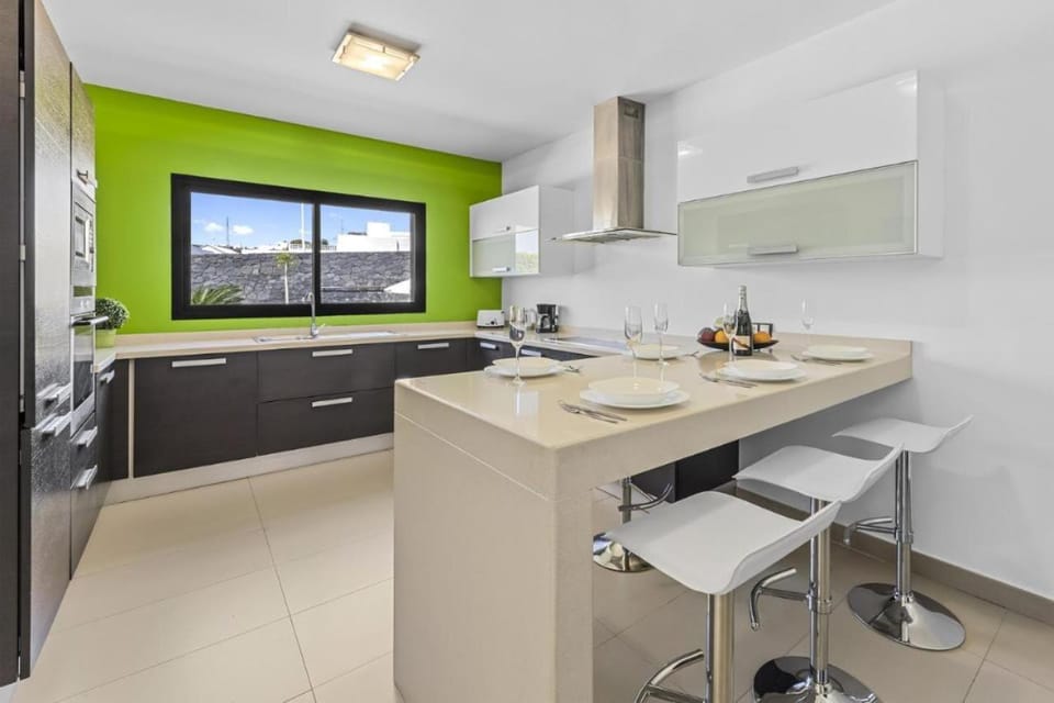 Kitchen or kitchenette, Dining area, stove