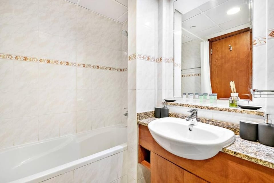 StoneTree - 1BR apartment with Lake View Apartment in Dubai