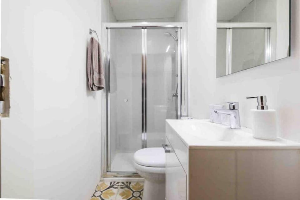 Shower, Toilet, Bathroom, towels