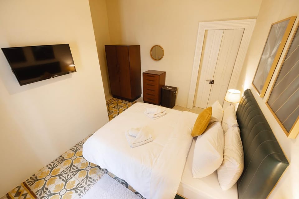 Bed, TV and multimedia, Photo of the whole room, Bedroom, towels, wardrobe
