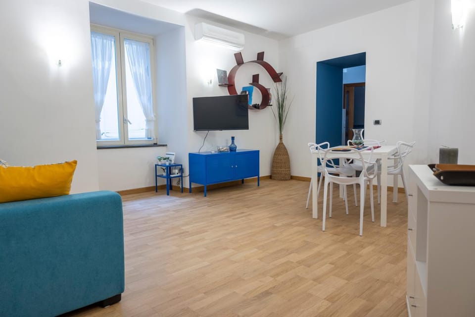 Communal lounge/ TV room, TV and multimedia, Living room, Seating area, Dining area, Evening entertainment